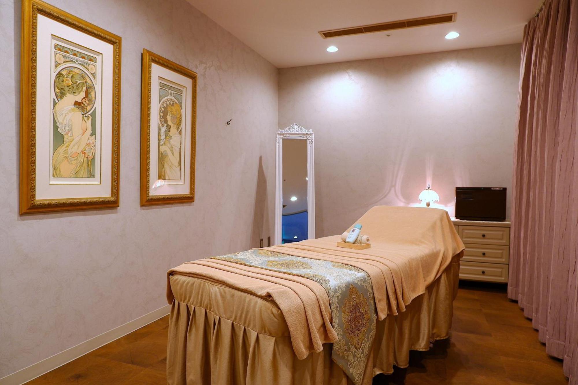 Sheraton Grande Tokyo Bay Hotel Urayasu Exterior photo A massage bed